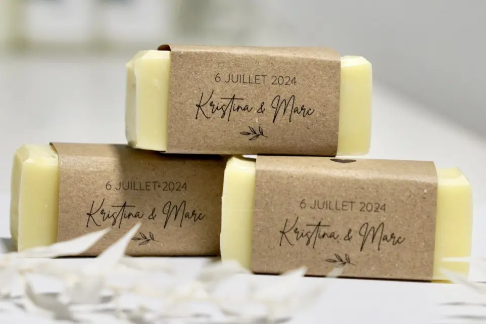 Savons solides surgras et artisanaux, personnalisés pour un mariage en cadeau d'invités